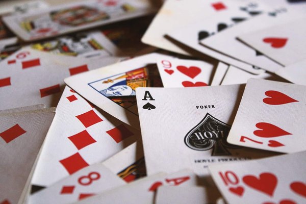 Les jeux de cartes : des passe-temps aux compétitions internationales