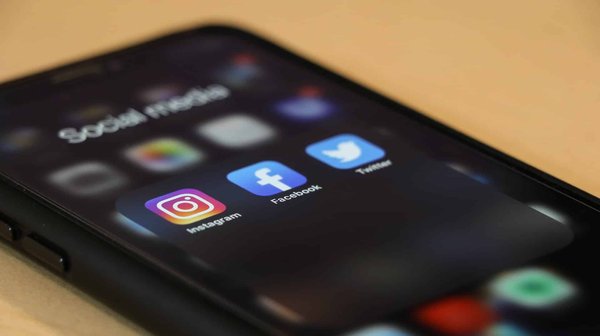 Comment utiliser les réseaux sociaux pour trouver des opportunités en journalisme d'investigation ?