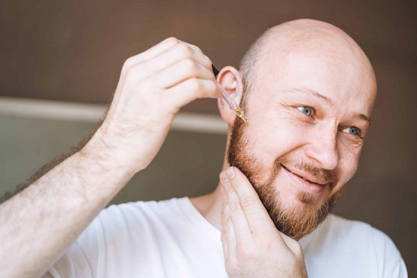 Huiles pour barbe : comment les utiliser pour une barbe douce et brillante ?